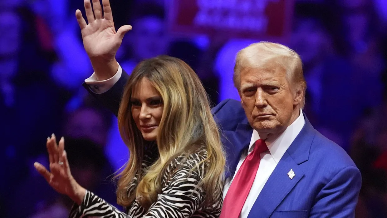 Donald Trump und seine Ehefrau Melania grüßten im Madison Square Garden in die Menge, vom Band lief „New York, New York“ von Frank Sinatra.