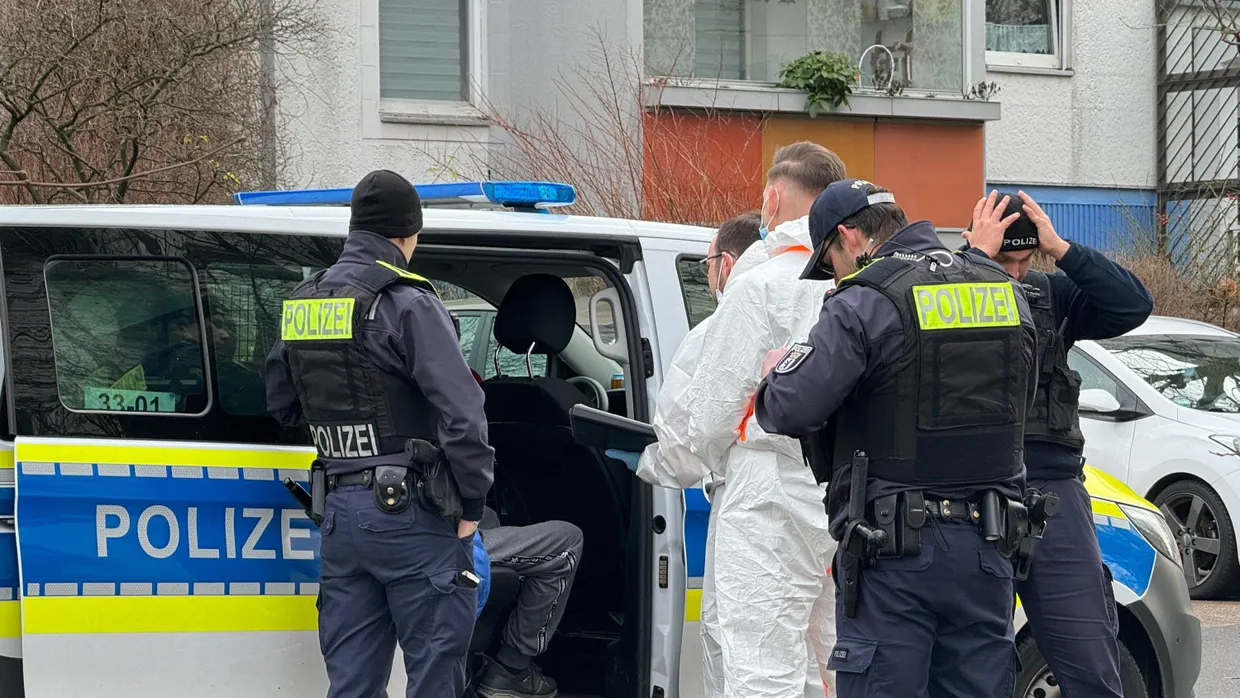 Am letzten Tag des vergangenen Jahres: Polizisten nehmen einen Mann in Berlin-Hellersdorf fest.