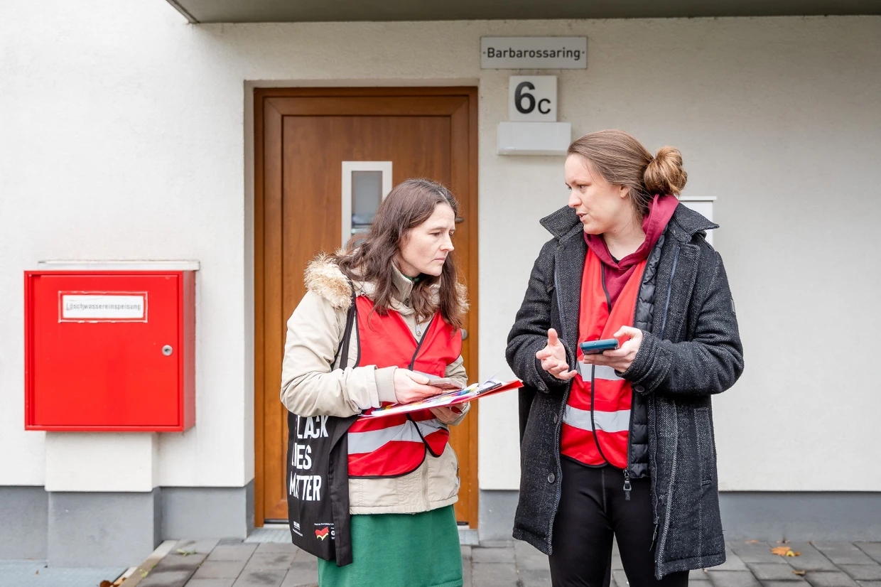 Stopover in the doorstep election campaign: Christina van den Boom and Rebecca Ruppert