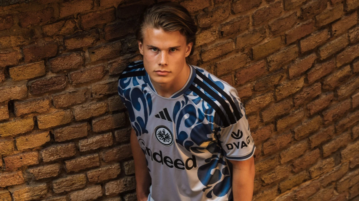 So sportlich kann ein Bembel sein: Das neue Ausweichtrikot der Eintracht Frankfurt will Sport und „hessische Apfelweinkultur“ zusammenbringen.