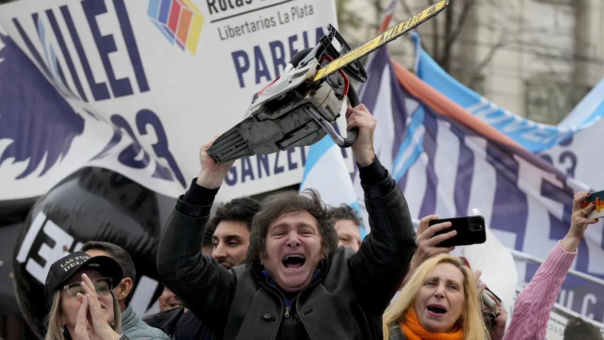 Argentiniens Präsident Milei mit seinem liebsten Werkzeug: einer Säge