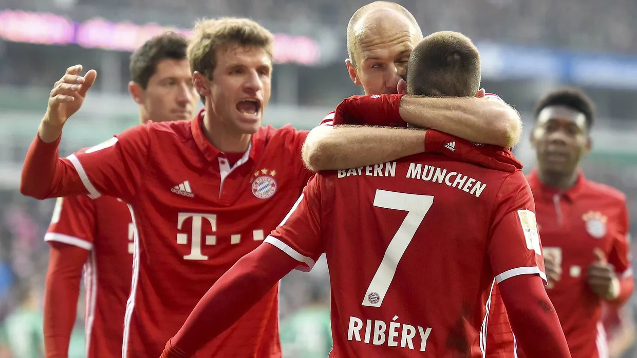 Wenn die Bayern feiern: Robben herzt Vorlagengeber Ribéry.