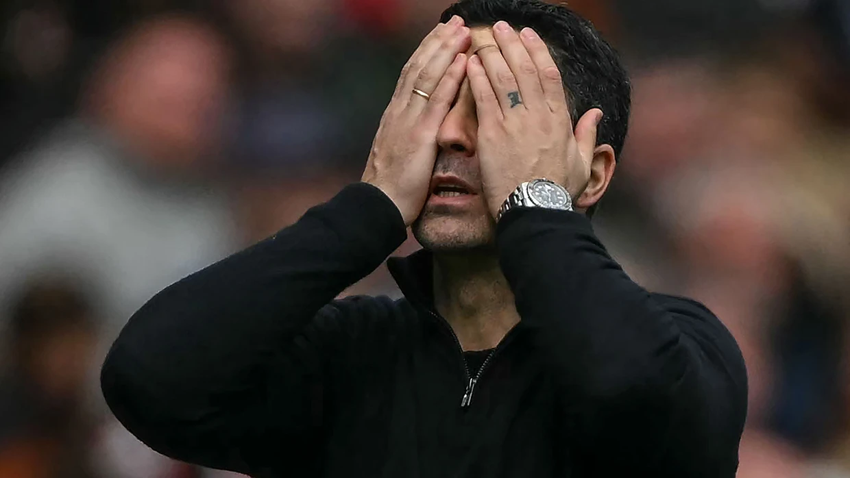 Trainer Mikel Arteta kann nicht glauben, was er von seinem FC Arsenal sieht.
