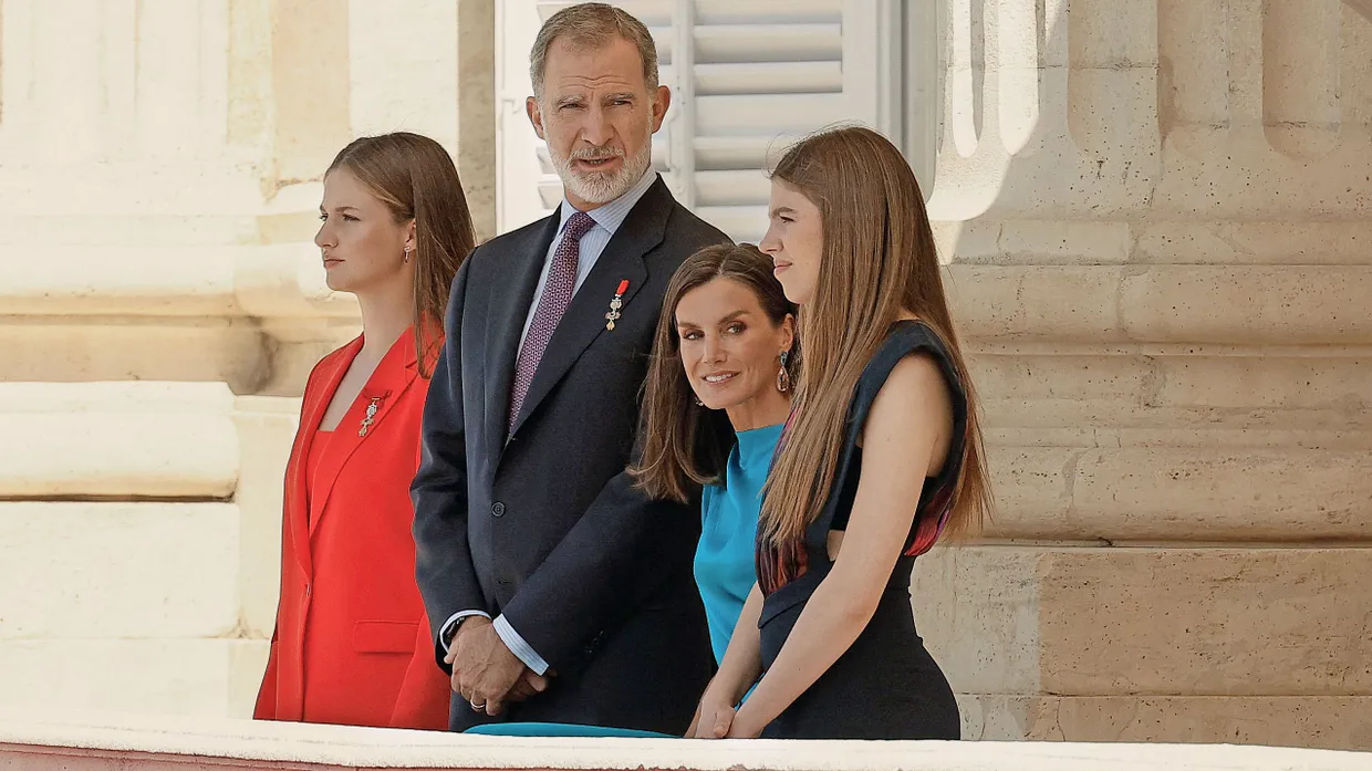 Zum Jubiläum vereint: Kronprinzessin Leonor, König Felipe VI., Königin Letizia und Prinzessin Sofía beobachten am Mittwoch vom Palast aus die königliche Garde.
