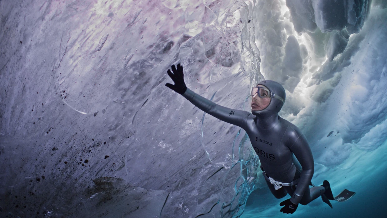 „Die Eiswelten – die Cryosphere – faszinieren mich extrem“, sagt Anna von Boetticher. Das Foto zeigt sie 2024 in Kulusuk, Ostgrönland, unter der geschlossenen Oberfläche eines gefrorenen Fjords.