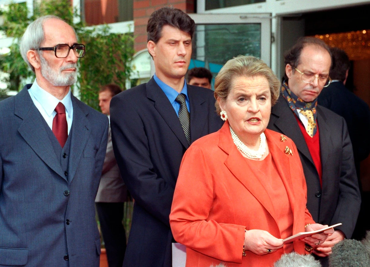 Thaçi im Juni 1999 mit der damaligen amerikanischen Außenministerin Madeleine Albright