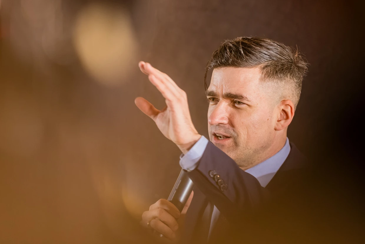 Martin Sellner am 22. Januar 2026 auf einer Veranstaltung in Brandenburg zu „Remigration“. Sein Gast war die AfD-Landtagsabgeordnete Lena Kotré.