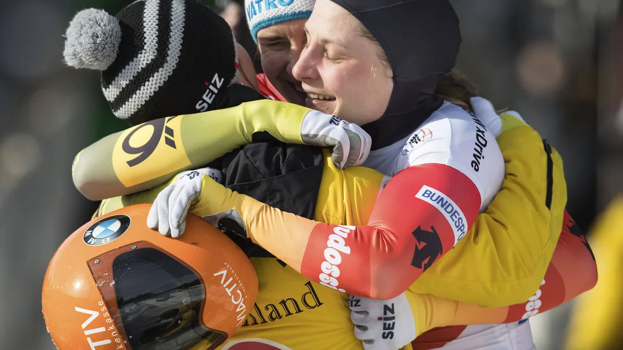 WM-Siegerin Tina Hermann (rechts), die Zweitplatzierte Jacqueline Lölling (hinten) und die Drittplatzierte Sophia Griebel