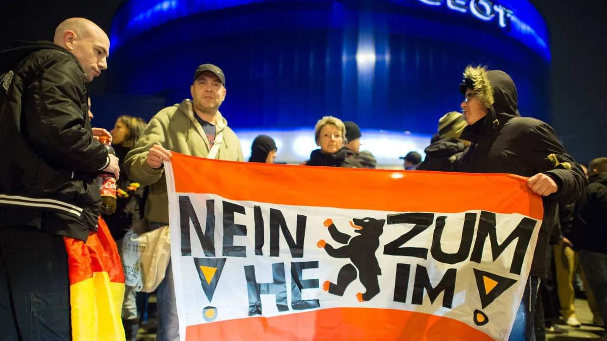 Demonstranten protestieren am 17.November 2014 in Berlin gegen die geplante Aufstellung von Wohncontainern für Flüchtlinge im Stadtteil Marzahn-Hellersdorf.