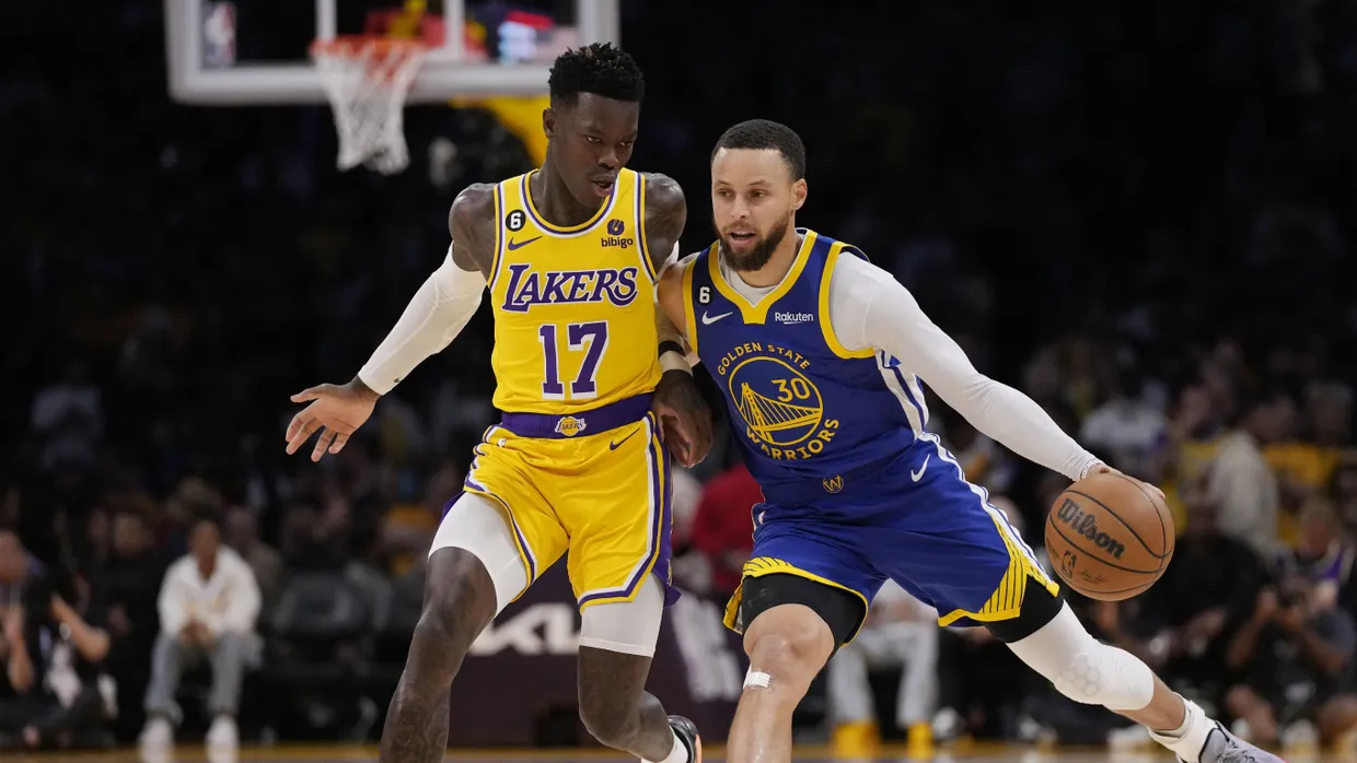 Golden State Warriors-Spieler Stephen Curry (rechts) und Dennis Schröder von den Los Angeles Lakers