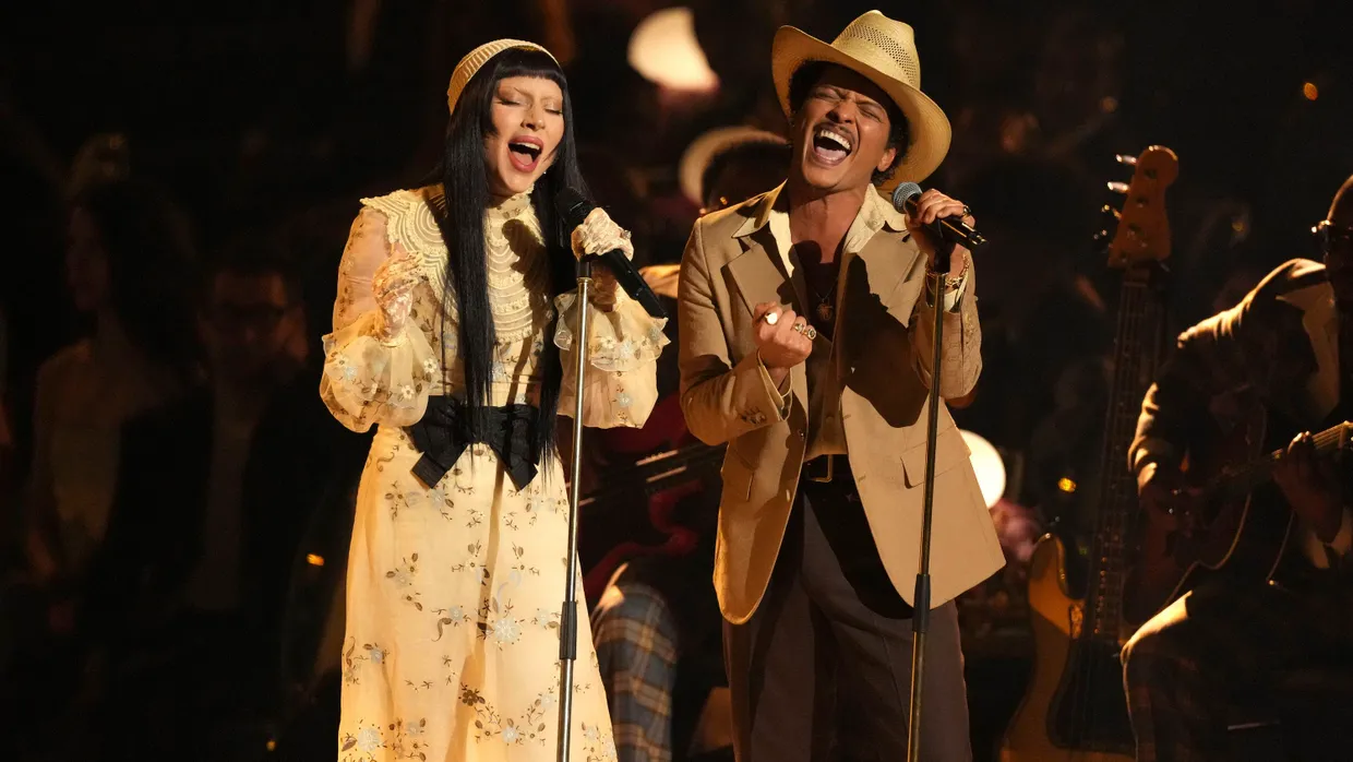 Lady Gaga und Bruno Mars im Februar 2025 während der Grammys: Ihr Song „Die With A Smile“ kam laut Luminate 25 auf rund 2,86 Milliarden Audio-Streams.