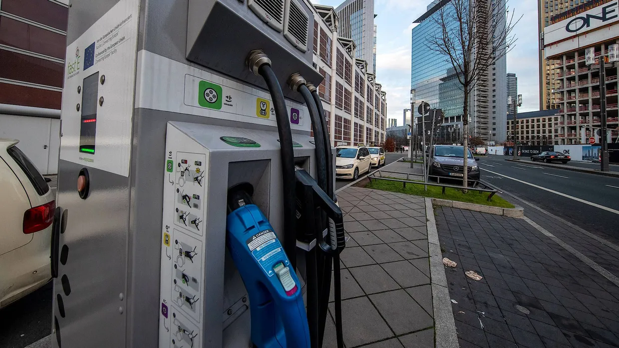 Seltener Anblick: E-Ladesäulen wie diese gibt es in Frankfurt noch nicht viele.