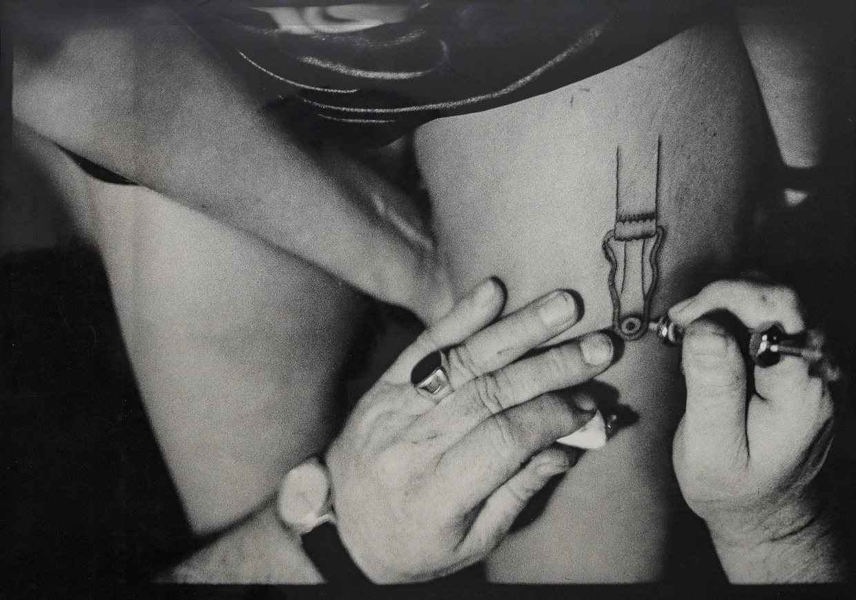  Valie Exports Arbeit „Body Sign Action“ aus dem Jahr 1970 bringt auf den Tintenpunkt, was aktuell die Tattoo-Ausstellung „Unter die Haut“ in den Opelvillen Rüsselsheim zum Thema macht.