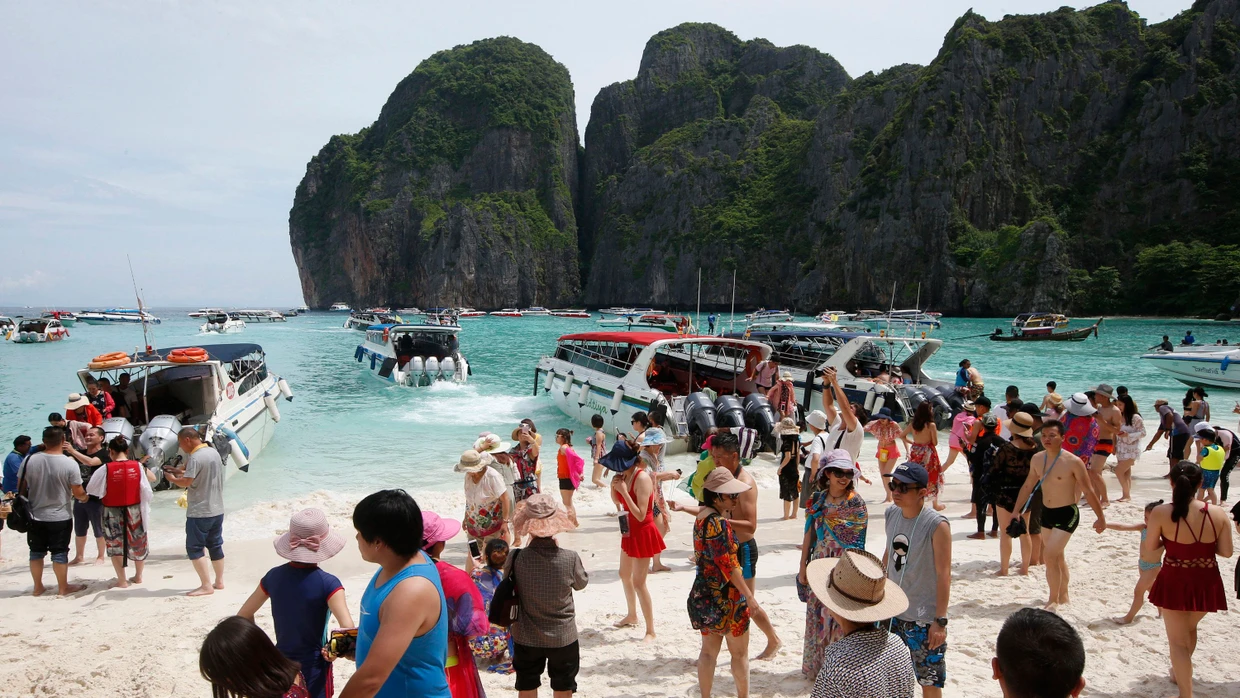 Massen in Thailand: Touristen besuchen den Strand Maya Bay, der durch den Film „The Beach“ berühmt wurde.