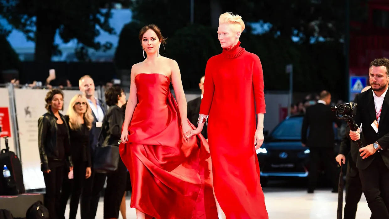 Sie kommen zusammen: Tilda Swinton und Dakota Johnson vor der Premiere von „Suspiria“