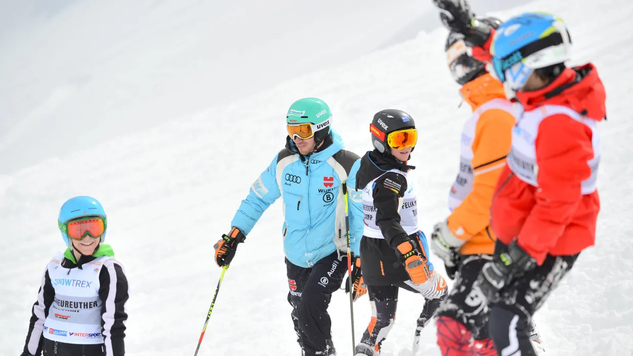 „Vielleicht seh’ ich mal einen im Weltcup“: Felix Neureuther (zweiter von links) mit dem besten Nachwuchs auf der Piste.