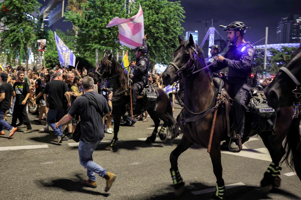 Berittene Polizisten treiben im August Demonstranten auseinander, die für die Freilassung der israelischen Geiseln der Hamas auf die Straße gegangen waren.