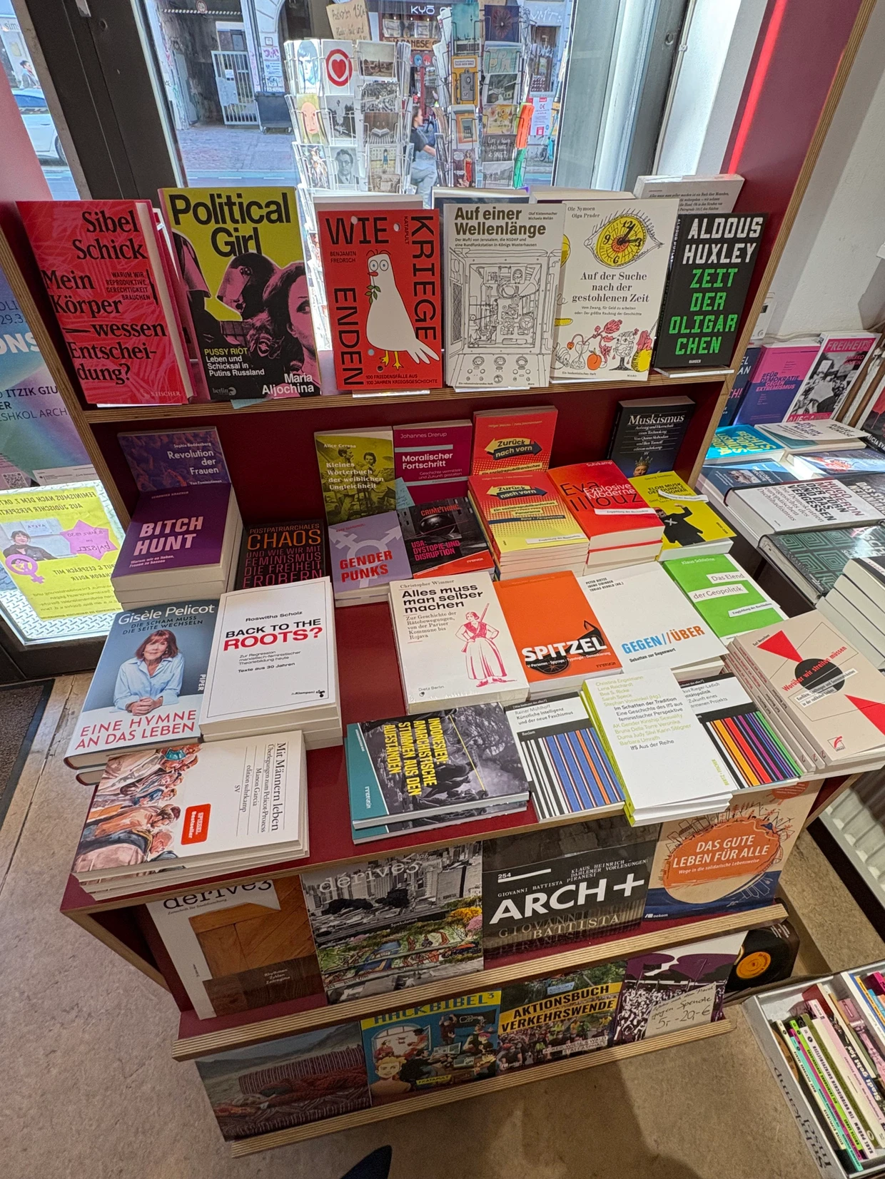 Decken sich hier Staatsfeinde ein? Auslage in der Berliner Buchhandlung „Zur schwankenden Weltkugel“