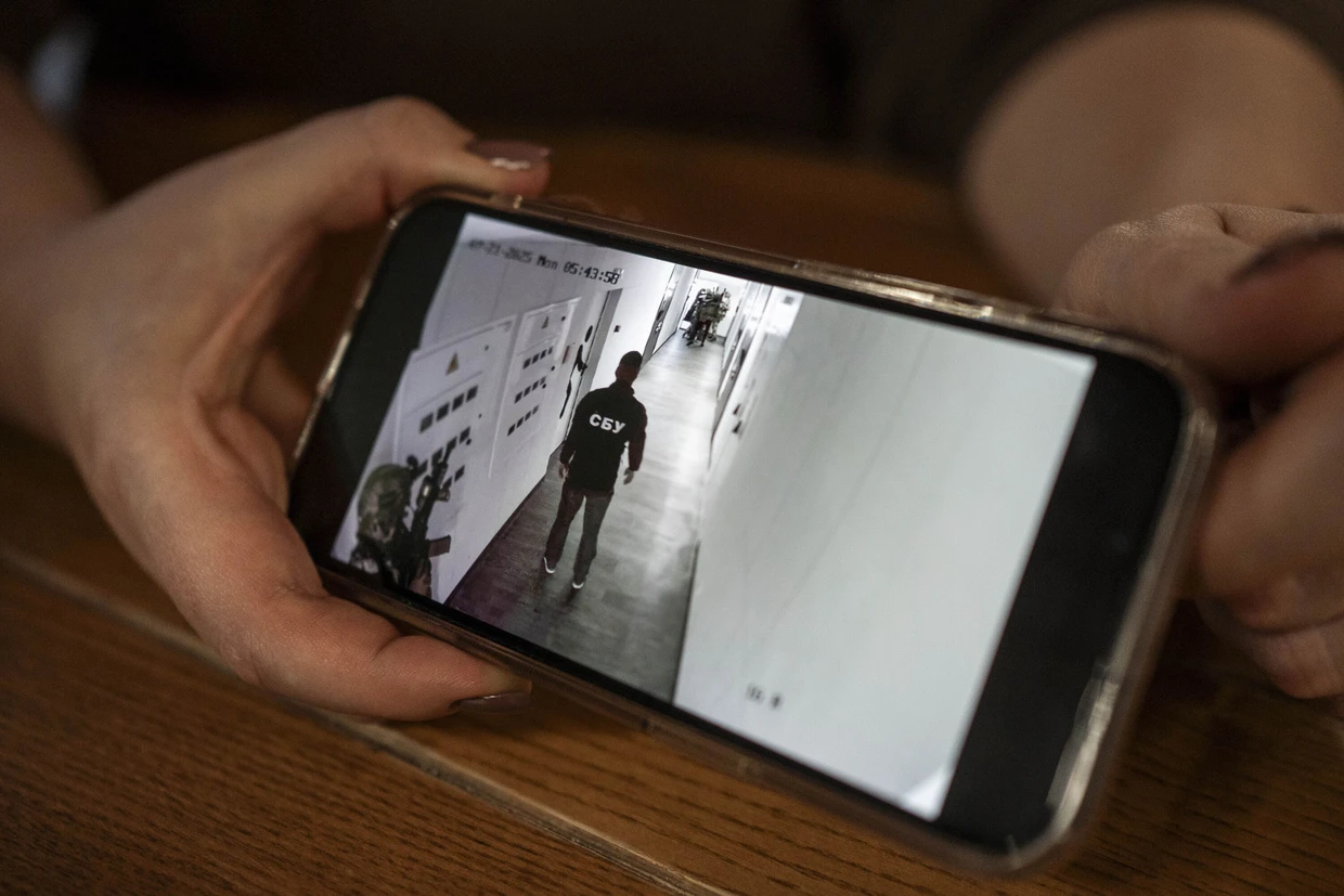 Anwältin Scherban präsentiert die Aufnahme einer Überwachungskamera, die zeigt, wie Beamte des ukrainischen Geheimdienstes SBU bei ihrem Mandanten vor der Wohnung stehen.