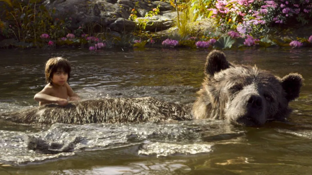 Haben sich die Abkühlung redlich verdient: Mowgli (Neel Sethi) und sein tapsiger Kumpane Balu.