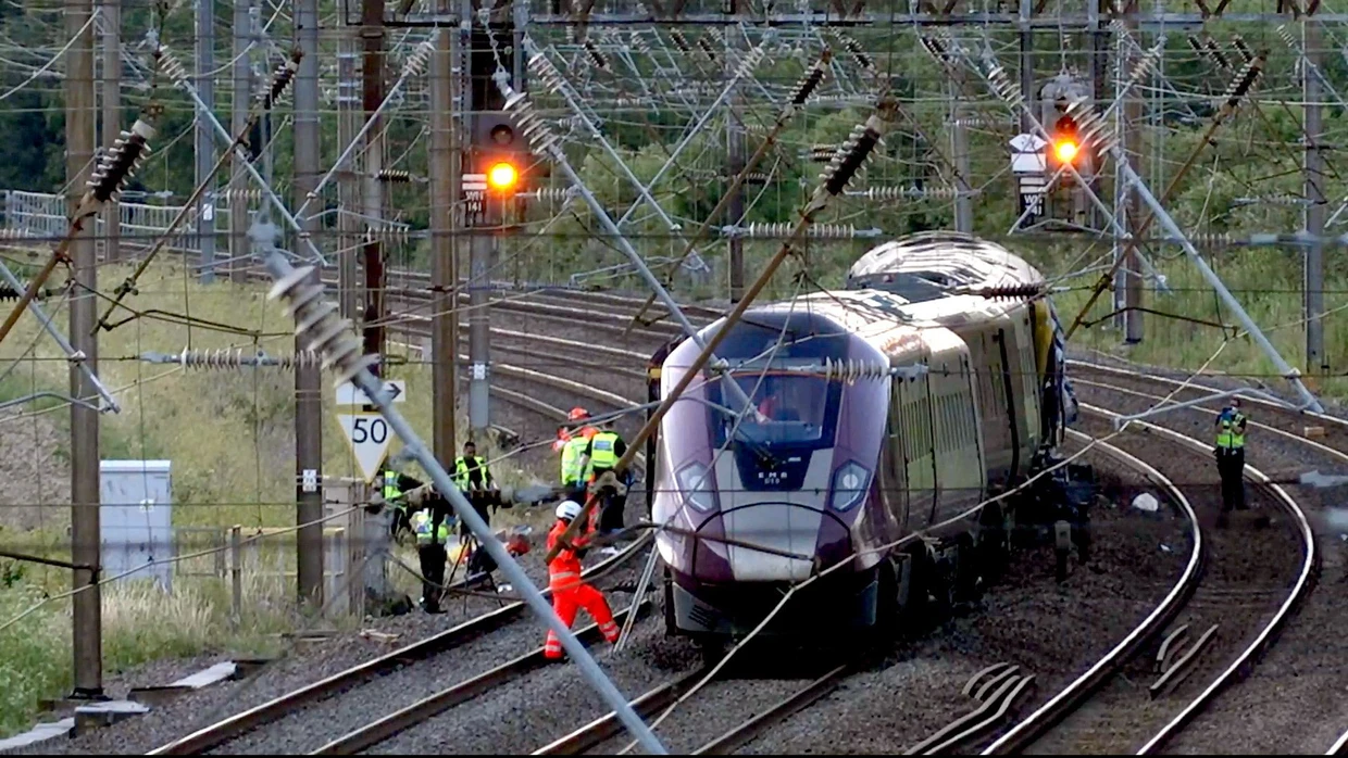 Einsatzkräfte treffen nach dem Zusammenstoß zweier Züge an der Unfallstelle ein.