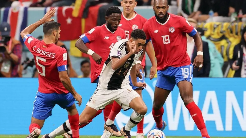 Einer gegen alle: Jamal Musiala bleibt zwar auch gegen Costa Rica ein Tor verwehrt, dennoch konnte der 19-Jährige abermals überzeugen.