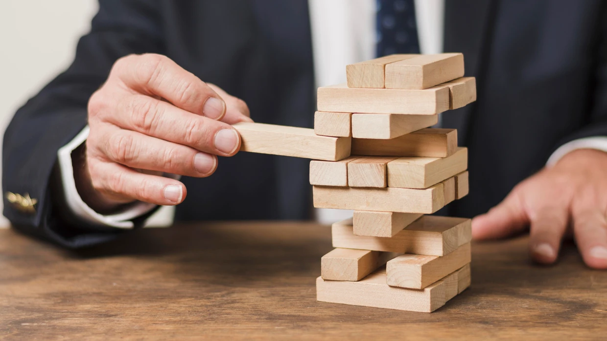 Beim Jenga sieht man sofort, was Anleger gern verdrängen, denn nicht die roten Zahlen kippen das Depot, sondern die falsche Konzentration.