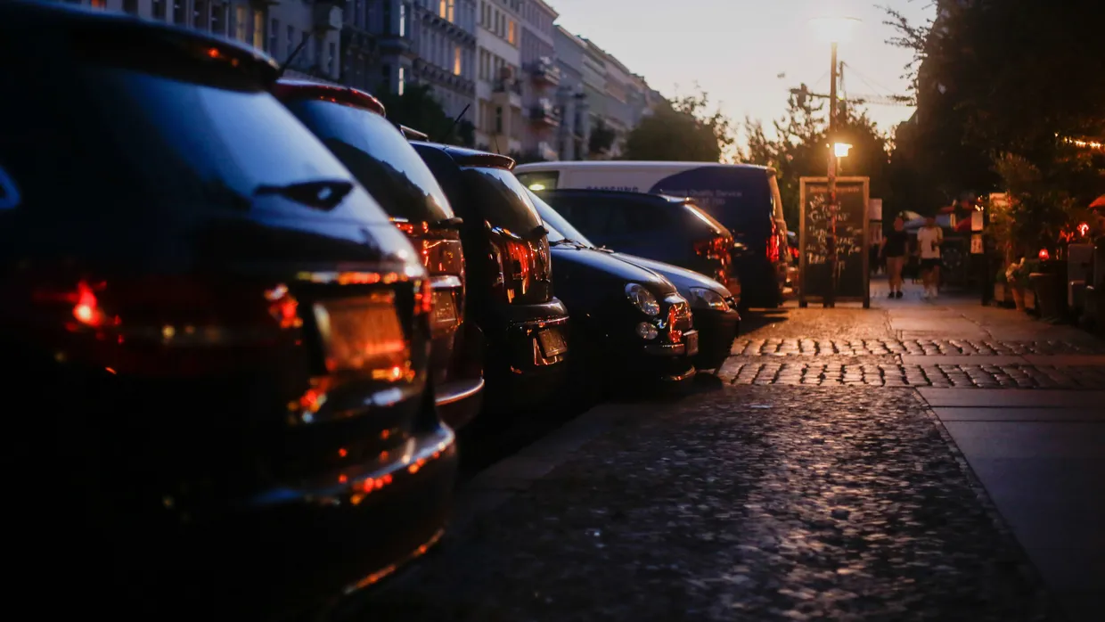 Hier sind sie besonders gefährdet: Autos an einem Straßenrand in Berlin