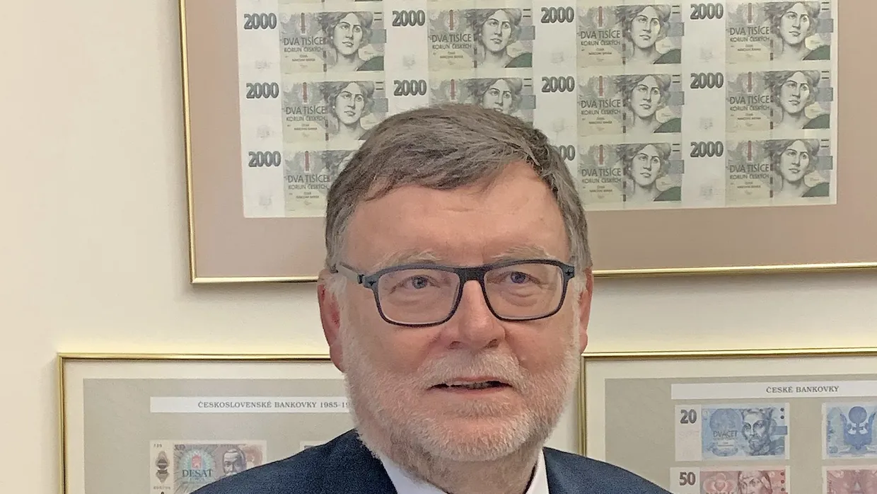 Weg von der Krone? Finanzminister Zbyněk Stanjura vor alten Kronen-Scheinen