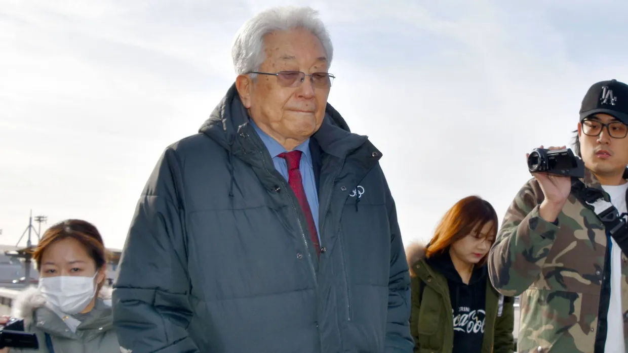 Der Vertreter des Olympischen Komitees von Nordkorea, Chang Ung, spricht am heutigen Samstag nach seiner Ankunft auf dem Flughafen von Peking zu Reportern.