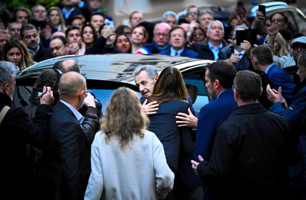  Nicolas Sarkozy umarmt Carla Bruni