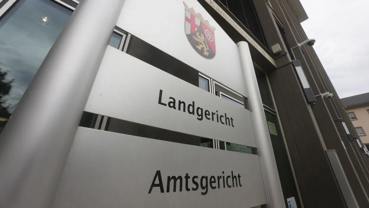 Blick auf die Schilder vor dem Landgericht Koblenz
