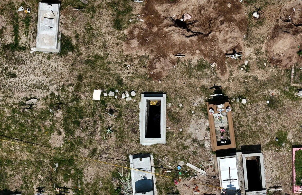 Nach der Entdeckung eines Massengrabs untersuchten Beamte der Generalstaatsanwaltschaft im August 2025 einen Friedhof.