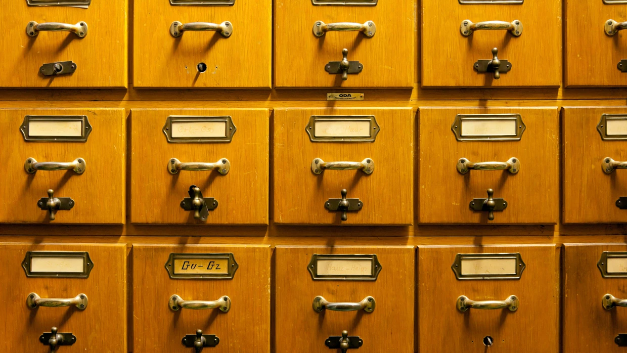 Er sieht uralt aus, hat aber gerade als Objekt immer noch wichtige Informationen zu bieten, die ein Digitalisat des Inhalts nicht leistet: ein Zettelkatalog.