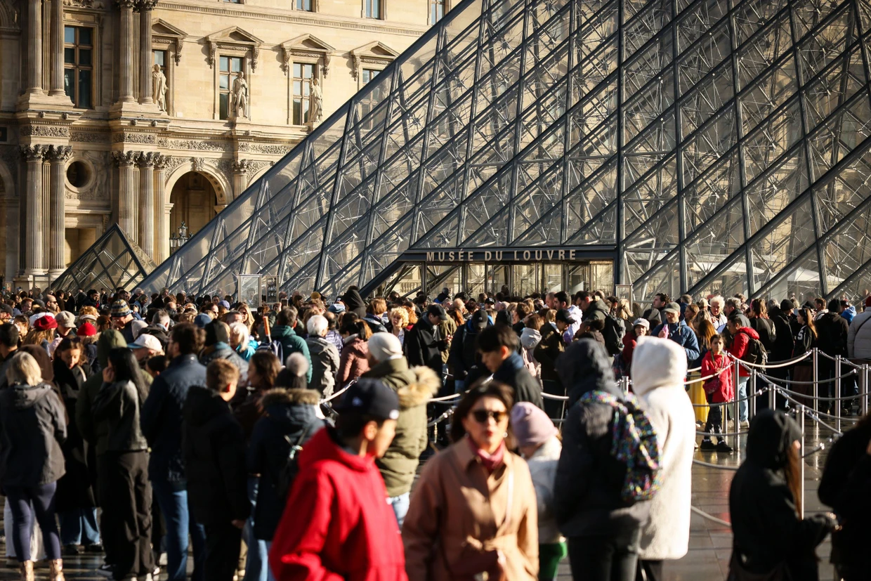 Normalität vor I. M. Peis Glaspyramide: Besuchermassen vor dem Haupteingang des Louvre