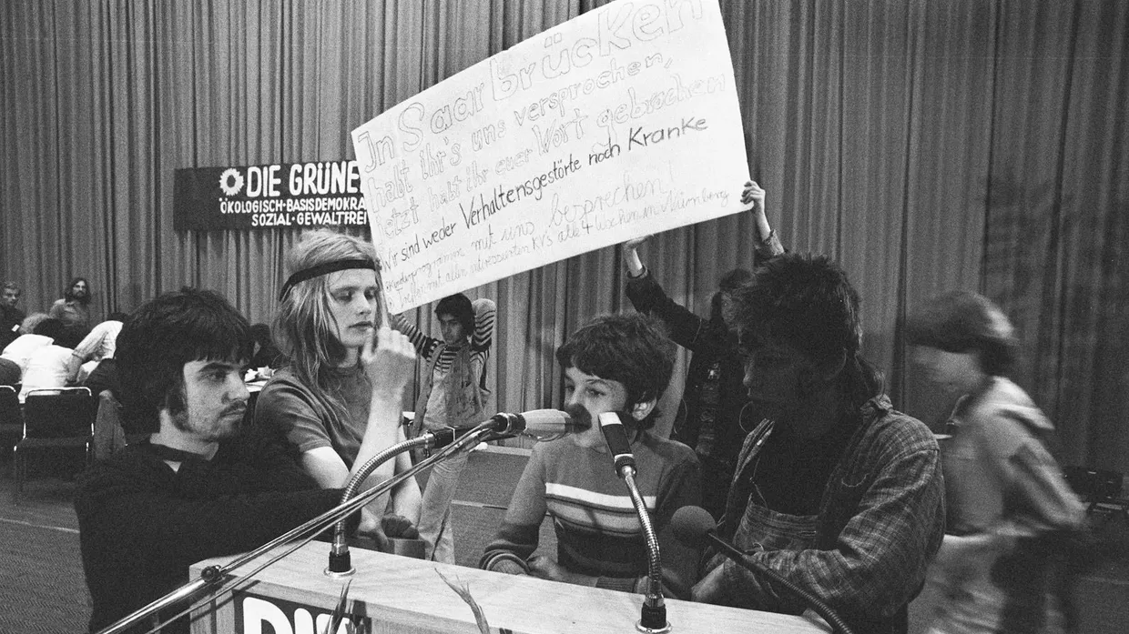 Die Partei und die Pädophilen: „Stadtindianer“ besetzen das Rednerpult auf dem Grünen-Parteitag in Dortmund 1980.