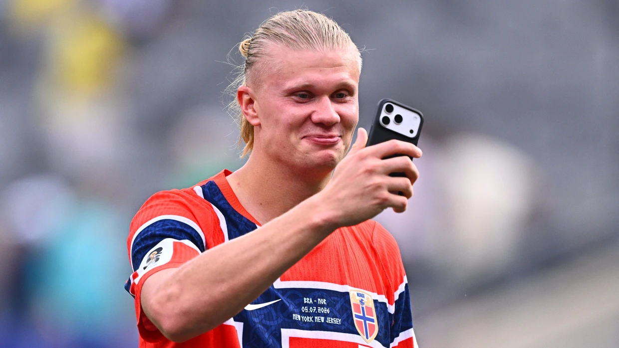 Erling Haaland nach einem WM-Spiel für Dänemark mit dem Smartphone in der Hand
