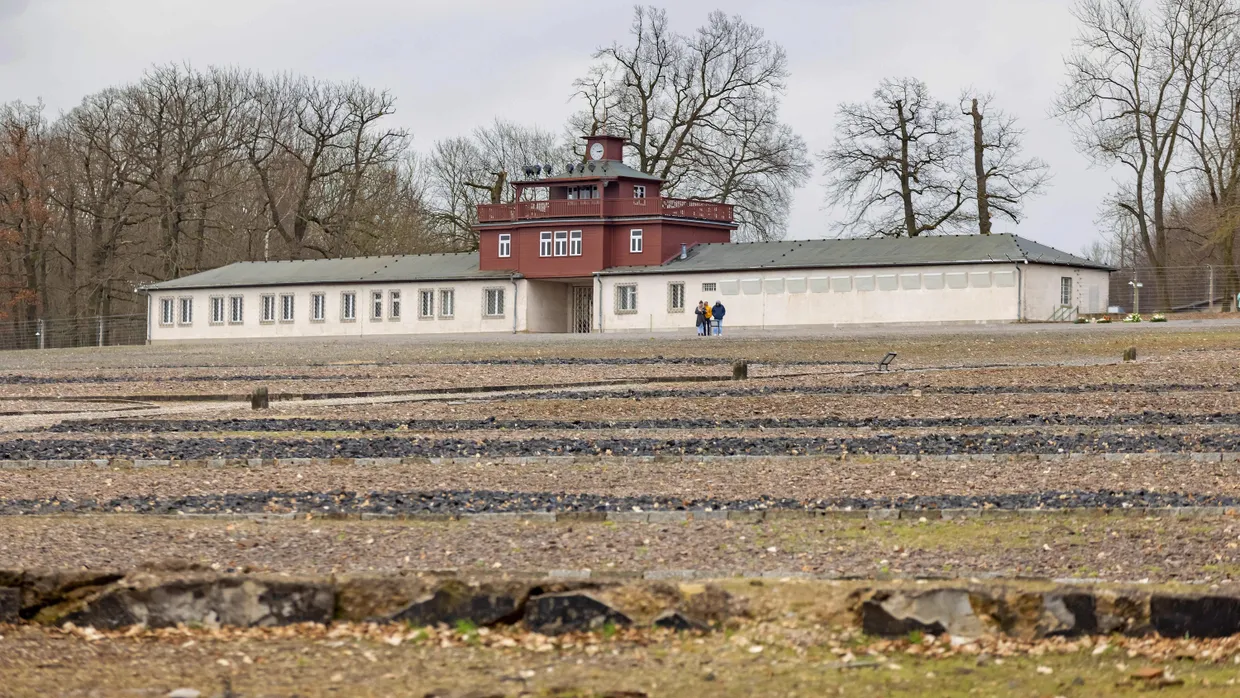 Wo einst Baracken standen: Blick vom Lagerinneren auf den ehemaligen Hauptwachturm des KZ Buchenwald