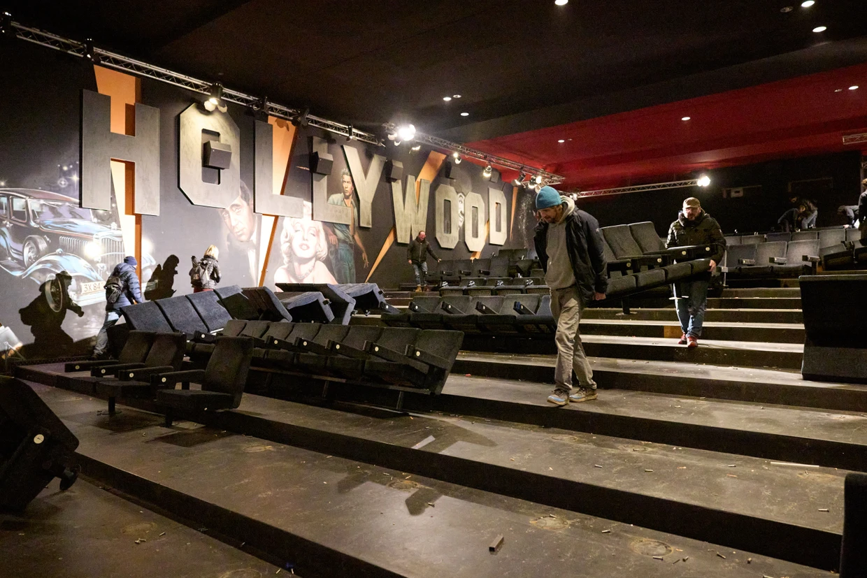 Die Fans müssen sich entscheiden, ob sie die blauen Sessel aus dem Hollywood oder die roten Sessel aus dem Thalia mitnehmen möchten.