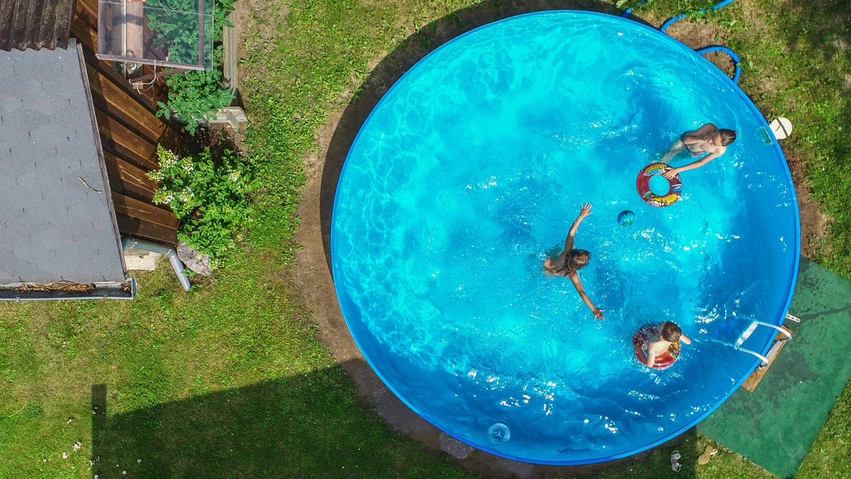 Tut gut an heißen Tagen, kostet aber zu viel Wasser: Swimmingpool im Garten