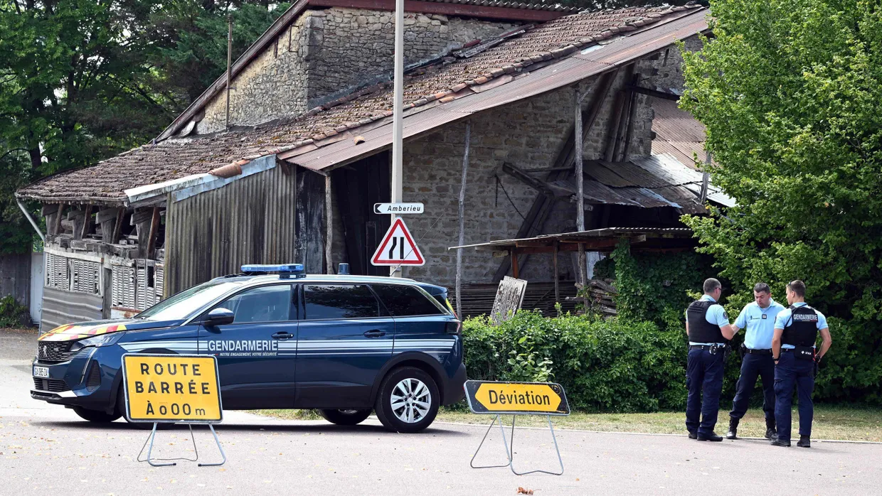 Ein Auto der französischen Gendarmerie blockiert die Straße zu einem Haus, in dem sich ein Mann verbarrikadiert hatte, bevor er von der GIGN (Nationale Gendarmerie-Einsatzgruppe) erschossen wurde.