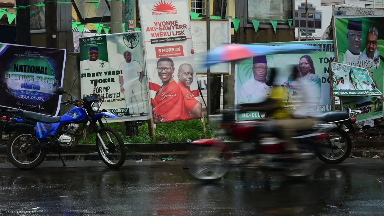 Wahlplakate in Freetown, der Hauptstadt von Sierra Leone
