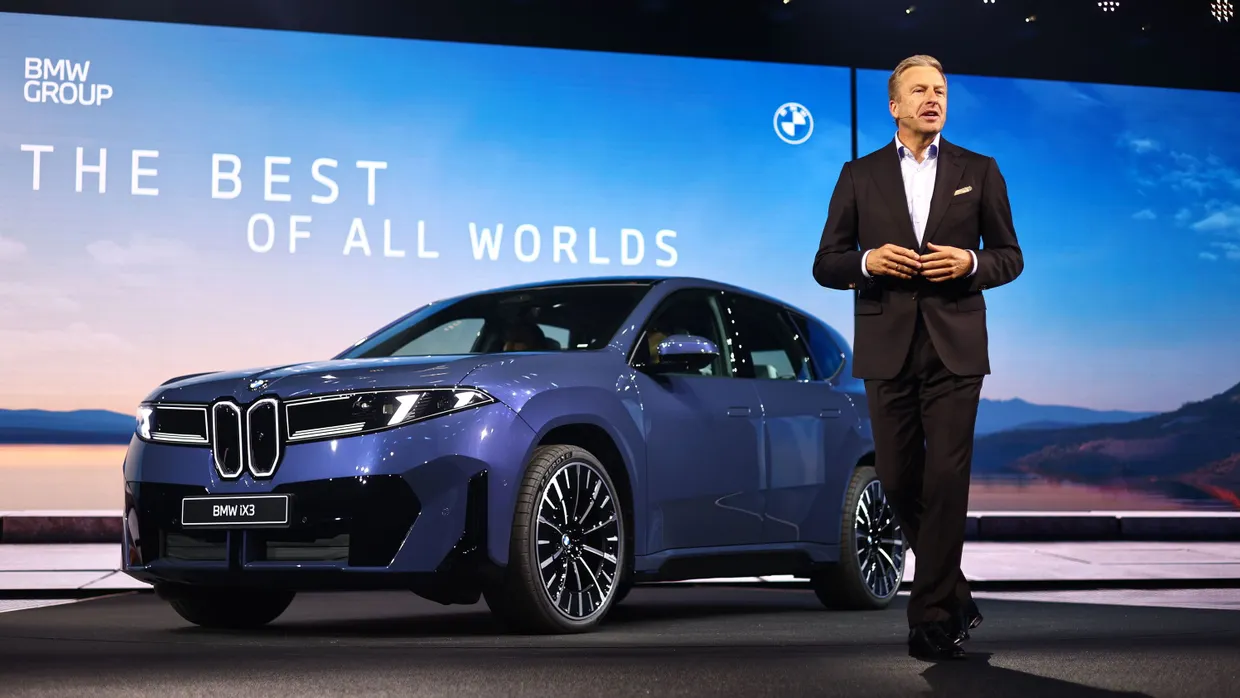 BMW Vorstand Oliver Zipse präsentiert auf der IAA in in München den neuen BMW iX3