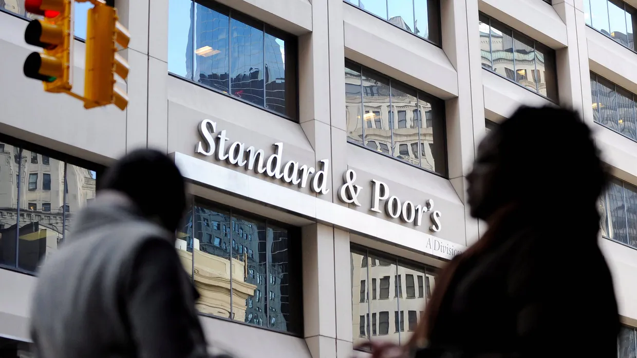 S&P stuft Hypo Alpe Adria, Raiffeisen und Erste Bank in Österreich herab