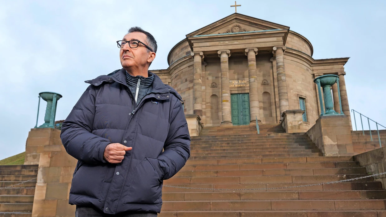 Will die grüne Ära fortsetzen: Cem Özdemir steht Mitte Februar bei einer Wanderung vor der Grabkapelle auf dem Stuttgarter Württemberg.