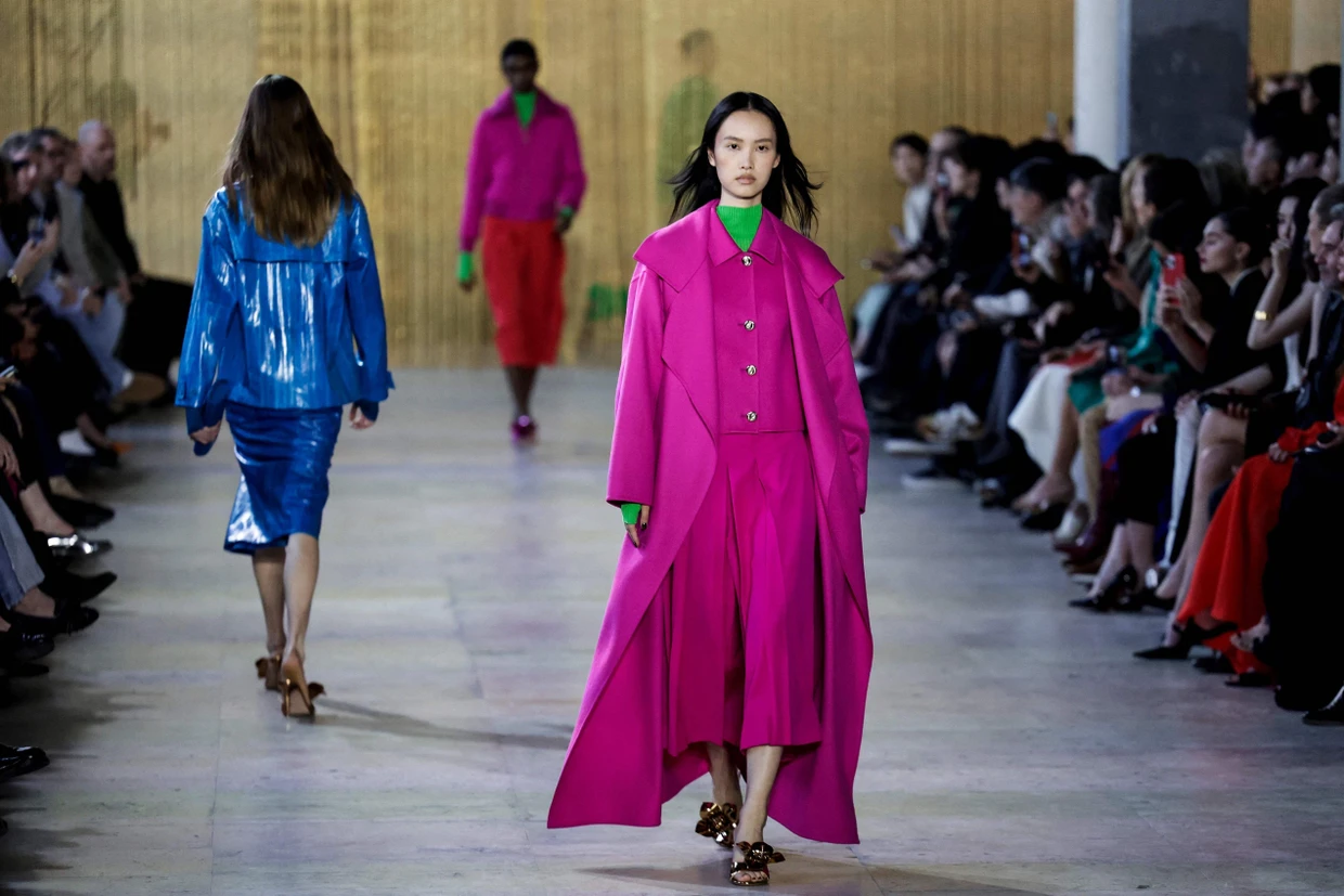 Mut zu Farben im Herbst: Albert Kriemler hat sich für Akris wieder von einer Künstlerin anregen lassen.