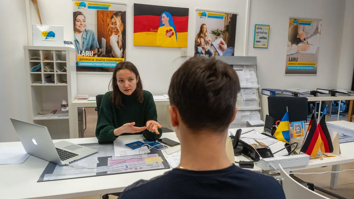 Eine Mitarbeiterin der Berliner Beratungsstelle „Laru“ im Dezember mit einem ukrainischen Flüchtling