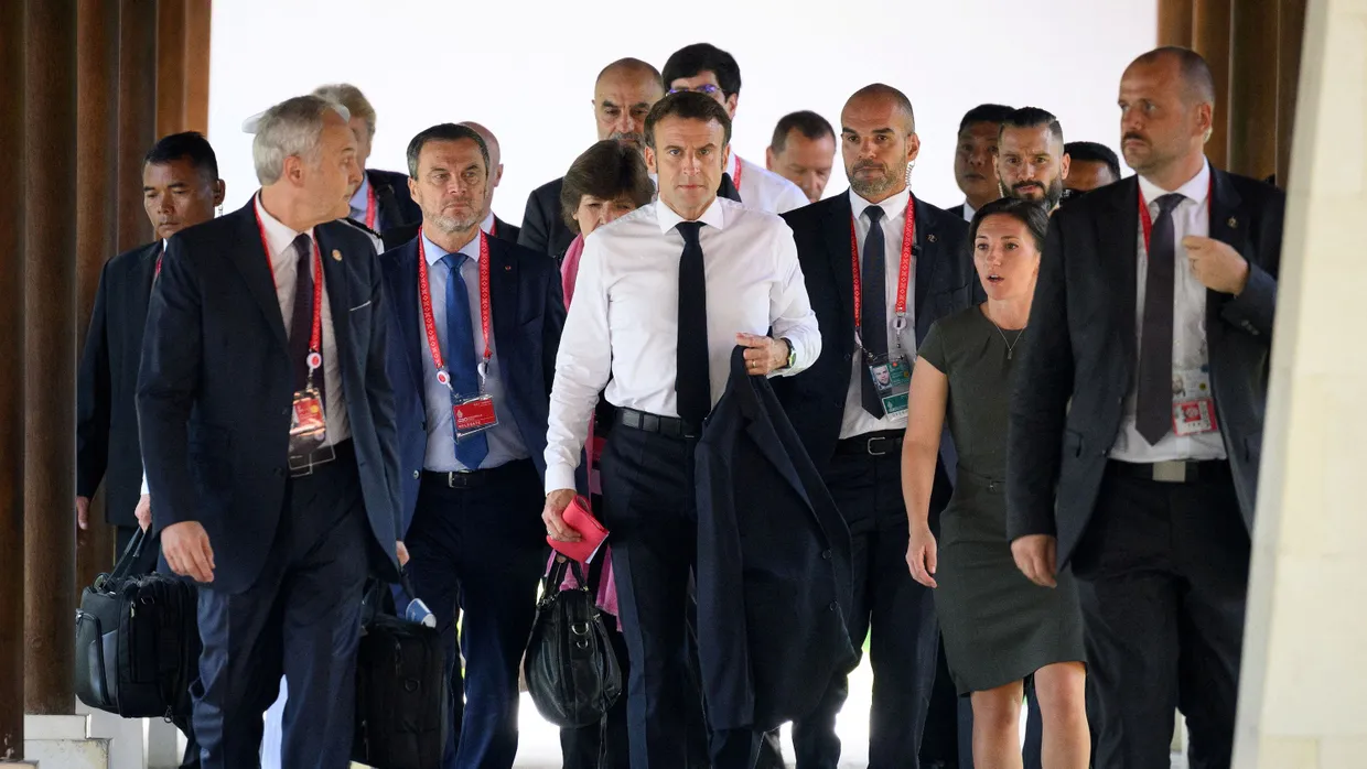 Der französische Präsident Macron kommt zu einer Krisensitzung im Zuge des G20-Gipfels in Indonesien an.
