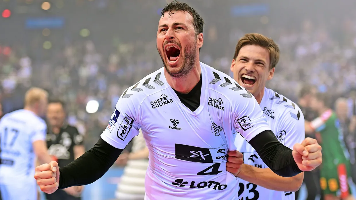 Geschafft: Domagoj Duvnjak und Rune Dahmke bejubeln den Pokaltriumph gegen Magdeburg.