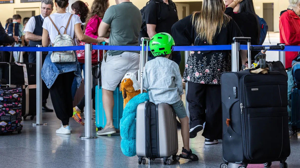 Schlange am Flughafen: Warum tut man sich das selbst und den Gören an?